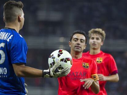 Xavi pide el balón antes de marcar el penalti al Niza.