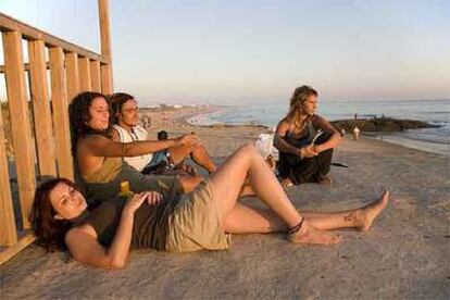 Atardecer en la playa de El Palmar, que se extiende a lo largo de cinco kilómetros en el municipio gaditano de Vejer de la Frontera.