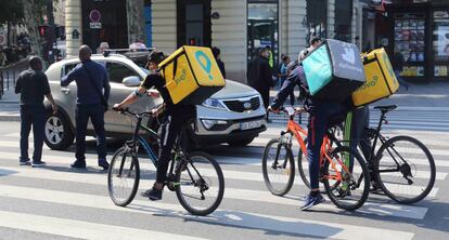 Repartidores de Glovo y Deliveroo, en una foto de archivo.