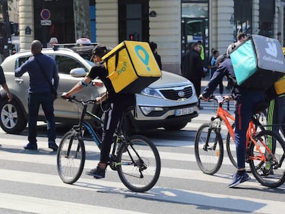 Varios repartidores de Glovo y Deliveroo.