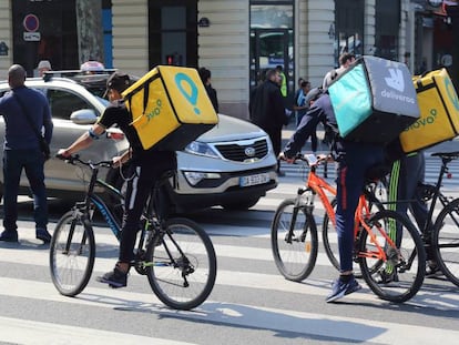 Repartidores de Glovo y Deliveroo, en una foto de archivo.