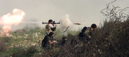 Una imagen de un vídeo de la oposición muestra un guerrillero usando un lanzagranadas cerca de Janaser, en Siria.