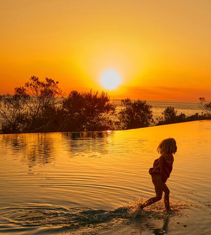 El sol se pone frente a la piscina del hotel Six Senses. 