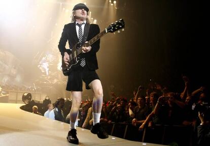 <strong>Angus Young:</strong> Pregunta: "Dicen que un matrimonio no es verdaderamente feliz hasta que tiene hijos. ¿Por qué no los habéis tenido vosotros?”. Respuesta de Angus Young: “Mi mujer me dice que yo soy el único". El líder de AC/DC se casó en 1980 con Ellen Van Lochem. Llevan 36 años juntos, algo no muy común en una estrella de rock. El matrimonio no ha tenido ningún hijo.