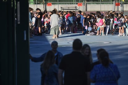 Niños en el patio durante el primer día de colegio en la Comunidad de Madrid.