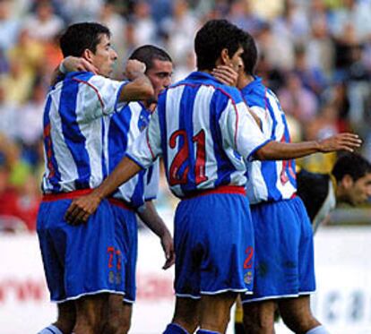 Makaay, Scaloni y Valerón celebran un gol.