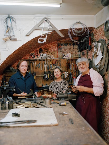 Tomás Alía junto a Concepción y José María, los artesanos que desde los años ochenta lideran el taller Hijos de F. Potenciano, donde se producen piezas por encargo para algunos de los interioristas más prestigiosos.