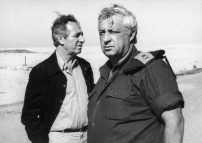 Simón Peres (esquerda) e Ariel Sharon visitam o Egito em 1975.