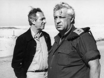 Simón Peres (esquerda) e Ariel Sharon visitam o Egito em 1975.