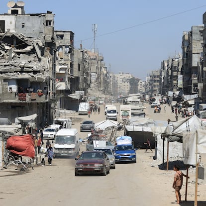 Displaced Palestinians make their way as they flee from one area to another within Gaza City, amid an Israeli military operation, in Gaza City, August 29, 2025. REUTERS/Dawoud Abu Alkas