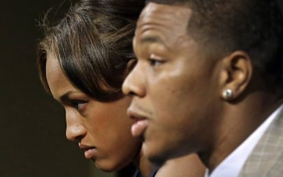 El jugador de los Ravens, Ray Rice, junto a su mujer en la rueda de prensa conjunta que ofrecieron en mayo. 
