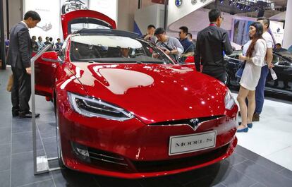 Vista del automóvil eléctrico Tesla Model S.