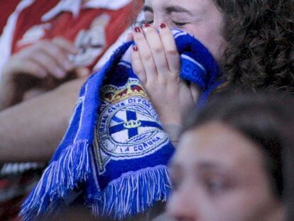 Una aficionada del Depor llora el descenso de su equipo el pasado sábado en la grada de Riazor.