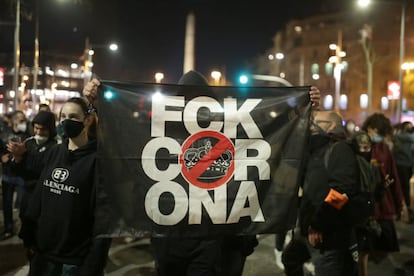 Asistentes a la manifestación de protesta por la detención del rapero Pablo Hasél, este miércoles en Barcelona.