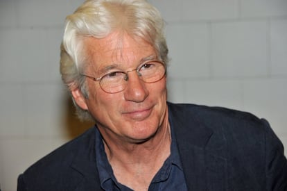 Para Richard Gere, Donald Trump es como el Mussolini estadounidense. En una entrevista de televisión el actor llamó al republicano “payaso” y “demagogo”. “Aquí hay un señor que es obviamente Mussolini. ¿Cómo es posible que la gente lo apoye?”. “Está buscando villanos por todas partes y le dice a la gente que vamos a librarnos de ellos… De los judíos y de los negros. Cualquiera que nos parezca un problema, nos libramos de él. Así se empieza. Y lo peor es que la gente inteligente no se está dando cuenta de esto”.