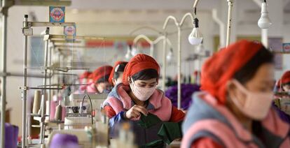 Trabajadoras de una fábrica de Songyo Knitwear en Pyongyang fabrican máscaras protectoras contra el coronavirus.