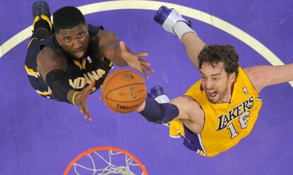 Pau Gasol pelea por el rebote con Roy Hibbert.