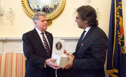 O chefe dos Arquivos Nacionais de Washington, David Ferreiro, entrega a caixa com documentos livres de sigilo ao ministro argentino de Justiça, Germán Garavano, durante um ato realizado em Washington.