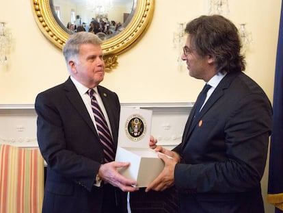 O chefe dos Arquivos Nacionais de Washington, David Ferreiro, entrega a caixa com documentos livres de sigilo ao ministro argentino de Justiça, Germán Garavano, durante um ato realizado em Washington.