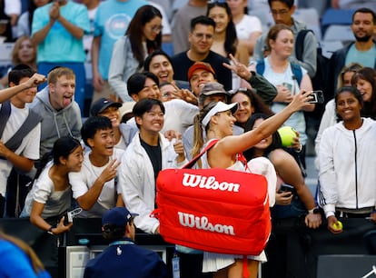 Badosa se hace un selfi con los aficionados tras su victoria.