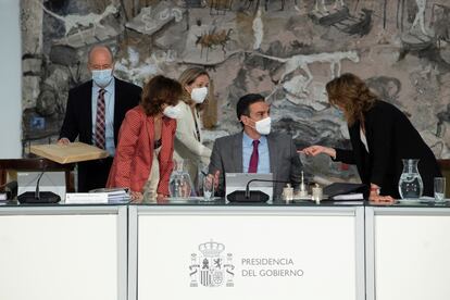 Pedro Sánchez conversa con la vicepresidenta primera, Carmen Calvo, y las ministras de Economía, Nadia Calviño, y de Transición Ecológica, Teresa Ribera, en presencia del responsable de Justicia, Juan Carlos Campo, durante la reunión del Consejo de Ministros de este martes. 