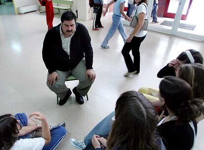 Jesús Robledo, junto a sus alumnos del instituto Pío Baroja de Madrid.