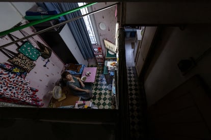 Xiao Bo, de 60 años, posa para una foto en su apartamento subdividido en Hong Kong, el 9 de julio de 2024. Esta mujer jubilada y dependiente de las ayudas del Gobierno, lleva tres años en el apartamento, que eligió por el bajo alquiler, ya que no puede permitirse otra vivienda. Describe el espacio como pequeño e incómodo, sin recuerdos especiales, solo dolorosos, pero dice que aun así se siente como en casa. 