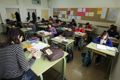 Una profesora con alumnos en un centro de Barcelona. 