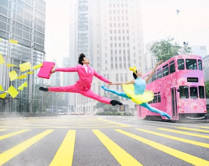 <br><b>Paso a dos en Hong Kong</b><br> El ballet de Hong Kong cumple 40 años. Para celebrarlo, la firma de diseño gráfico <a href=http://designarmy.com/><b><u>Design Army</a></b></u> ha ideado una campaña de marca sorprendente en vídeo y en fotografía. En ella ha fusionado la danza clásica y la cultura pop al ritmo del 'Bolero' de Ravel, a veces manipulado según las normas del 'hip-hop'. Bailarines danzando en una cancha de baloncesto con movimientos inspirados en las películas de kung-fu, abuelas vestidas como animadoras, dragones chinos, extravagantes nadadoras… Todo ello basado en las directrices del director artístico de la compañía, Septime Webre. Una locura maravillosa.