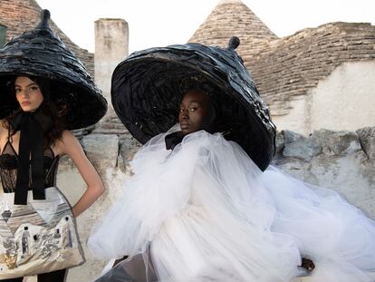 Dos modelos con la nueva colección de Alta Moda de Dolce & Gabbana, presentada el domingo 9 de julio en el pueblo italiano de Alberobello.