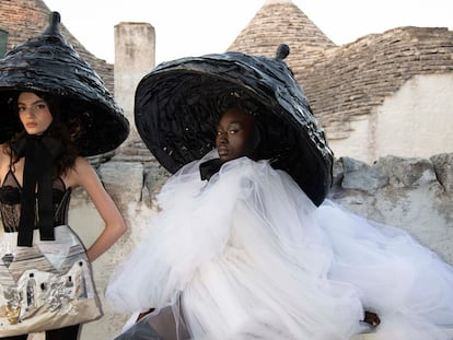 Dos modelos con la nueva colección de Alta Moda de Dolce & Gabbana, presentada el domingo 9 de julio en el pueblo italiano de Alberobello.