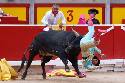 Un momento de la espectacular voltereta sufrida por Rubén Pinar en el primer toro.