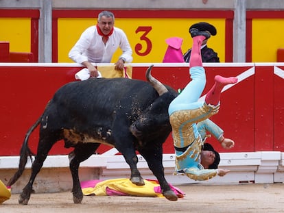 Un momento de la espectacular voltereta sufrida por Rubén Pinar en el primer toro.