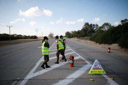 Membros das forças de segurança israelenses bloqueiam uma estrada em Nahal Oz, perto da Faixa de Gaza