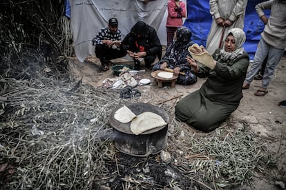 Un grupo de voluntarios prepara pan para repartir en las proximidades del hospital Al Nasr, en Jan Yunis, el 19 de noviembre de 2023. 