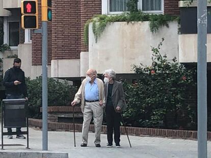 Jordi Pujol y Marta Ferrusola pasean cerca de su casa en Barcelona.