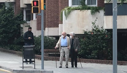 Jordi Pujol i la seva dona, Marta Ferrusola, passegen prop de casa seva a Barcelona.