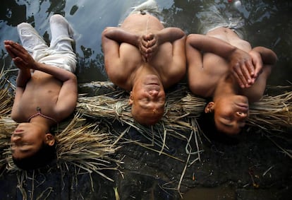 Devotos hindúes ora nsumergiéndose en el río Hanumante durante el festival Swasthani Brata Katha, en Bhaktapur (Nepal).