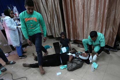 Un hombre gazatí herido es atendido en el hospital Al Aqsa de Deir al Balah, este viernes, tras un ataque israelí.