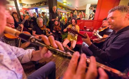 Música en directo en el Crotty’s Pub, en la ciudad irlandesa de Kilrush.