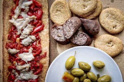 Coca de lampuga con pimientos, olivas en aceite, galletes ecológicas y butifarrón.