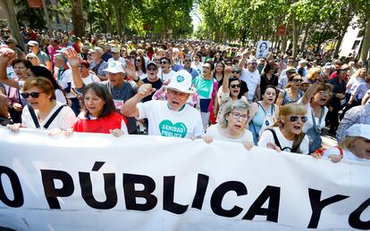 Asistentes de la columna que partió desde Atocha y avanza por el paseo del Prado hasta Cibeles.