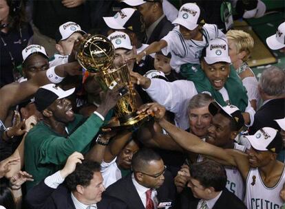 Los jugadores de los Celtics sostienen el trofeo de campeón de la NBA tras la victoria ante los Lakers.