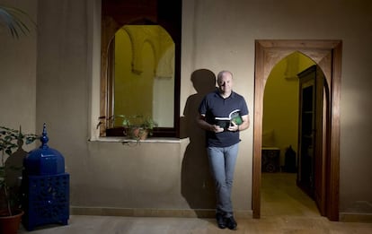 José Mel posa con su último libro, La llave sefardí.
 
