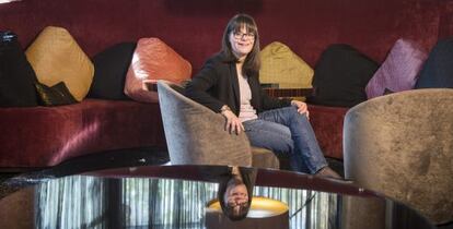 Anna Vives, famosa por haber creado una tipología de letra, posa en el Hotel Casa Fuster de Barcelona.
