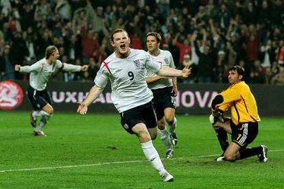 Rooney celebra como Beckham, ante Owen y Abbondanzieri, el primer gol inglés.