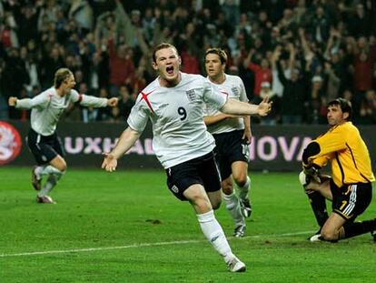 Rooney celebra como Beckham, ante Owen y Abbondanzieri, el primer gol inglés.