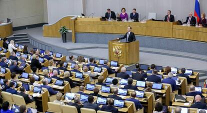 El primer ministro ruso, Dimitri Medvedev, habla en la Duma, este miércoles en Moscú.