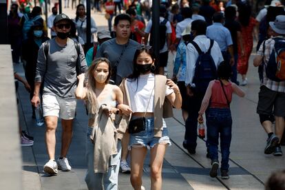 Personas caminan en el centro histórico de Ciudad de México.