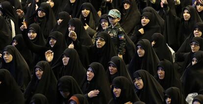 Asistentes a la ceremonia conmemorativa por la muerte del general Quasem Soleimani.